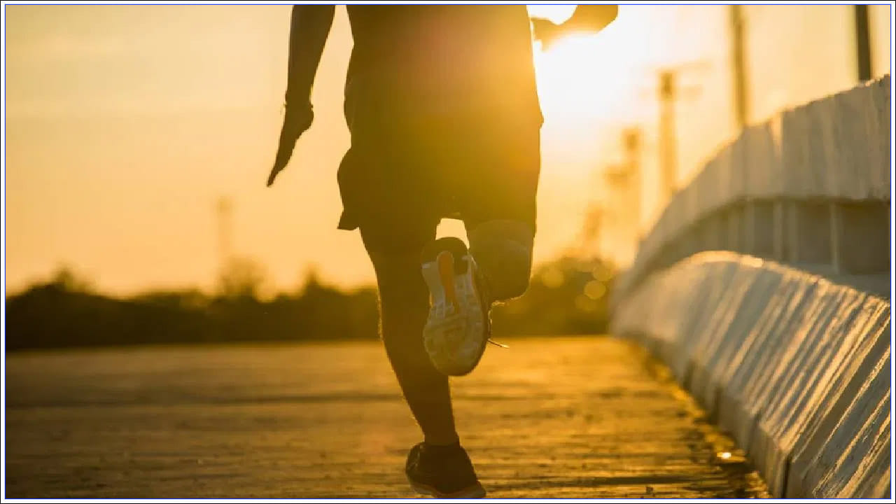 మార్నింగ్ వాక్ చేయడం వల్ల గుండె ఆరోగ్యంగా ఉంటుంది. మీరు నడుస్తున్నప్పుడు, మీ హృదయ స్పందన రేటు పెరుగుతుంది. మీ రక్తపోటు నియంత్రణలో ఉంటుంది. ఇది రక్త ప్రసరణను మెరుగుపరచడంలో కూడా సహాయపడుతుంది. రోజుకు 2 మైళ్లు నడవడం వల్ల గుండె జబ్బులు వచ్చే ప్రమాదం తగ్గుతుంది.