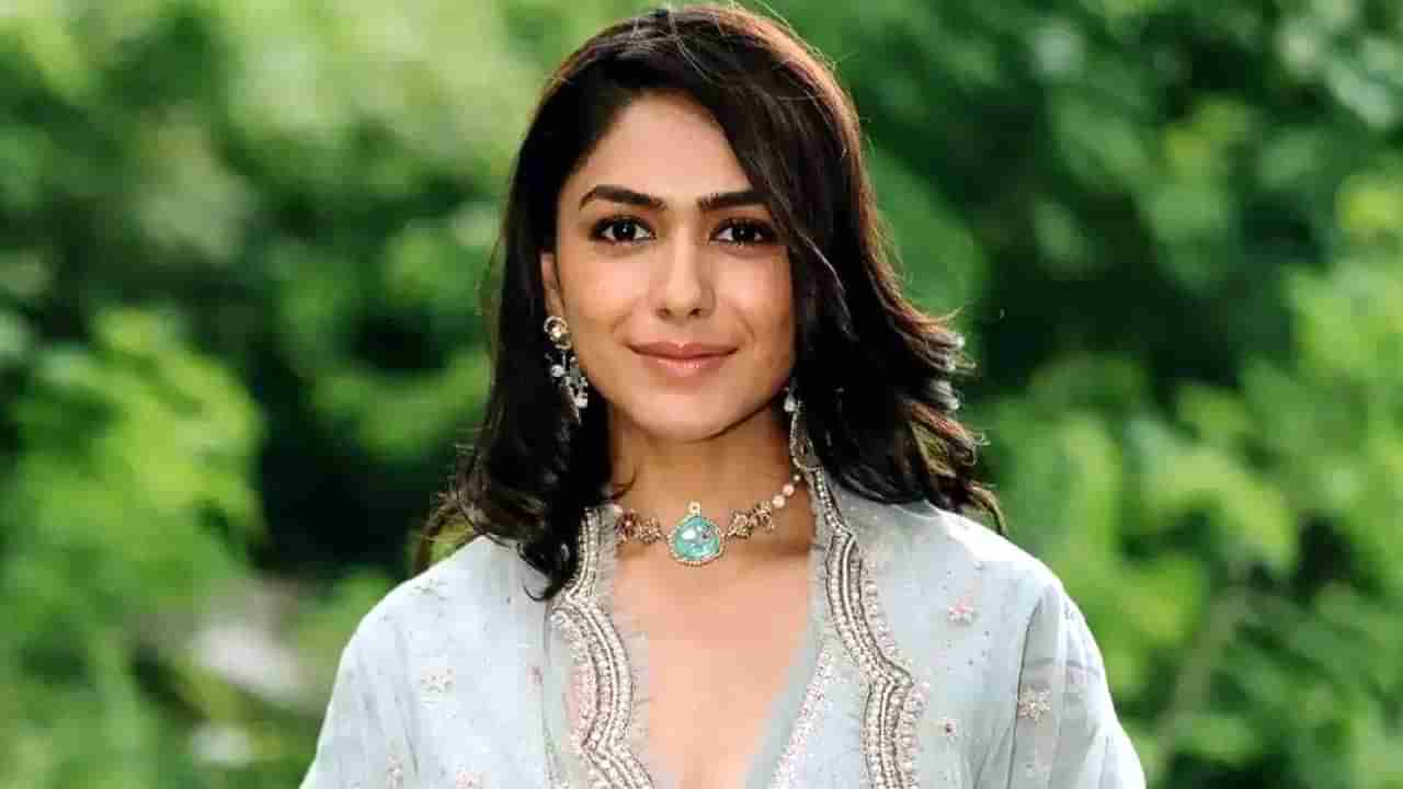 Mrunal Thakur: తెలుగింటి అమ్మాయిలా ఆదరించారు.. టాలీవుడ్ అడియన్స్కు మృణాల్ ఎమోషనల్ పోస్ట్..