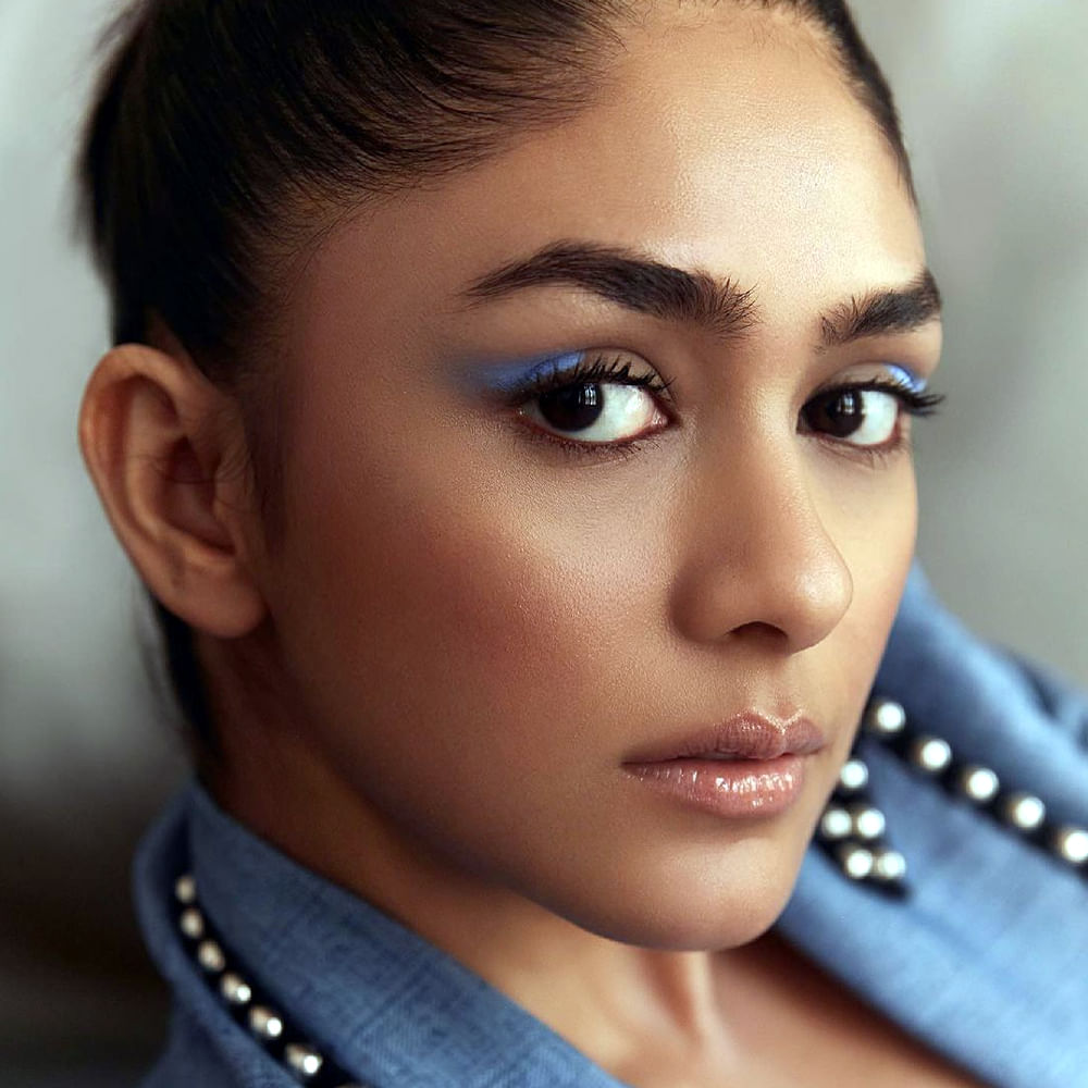 తొలి సినిమాతోనే సౌత్ ఇండియన్స్ ను ఫిదా చేసిన ఈ నార్త్ బ్యూటీ అచ్చమైన పదహారణాల తెలుగమ్మాయి అంటూ పొగిడేశారు.