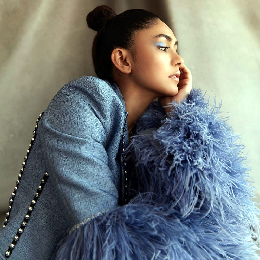 ఈ క్రేజ్ ను గట్టిగానే క్యాచ్ చేసుకోవాలని ఫిక్స్ అయ్యారు సీత. తెరమీద గార్జియస్ బ్యూటీ అనిపించుకున్న మృణాల్ సోషల్ మీడియాలో మాత్రం టూ హాట్ అనిపిస్తూ రచ్చ చేస్తున్నారు.