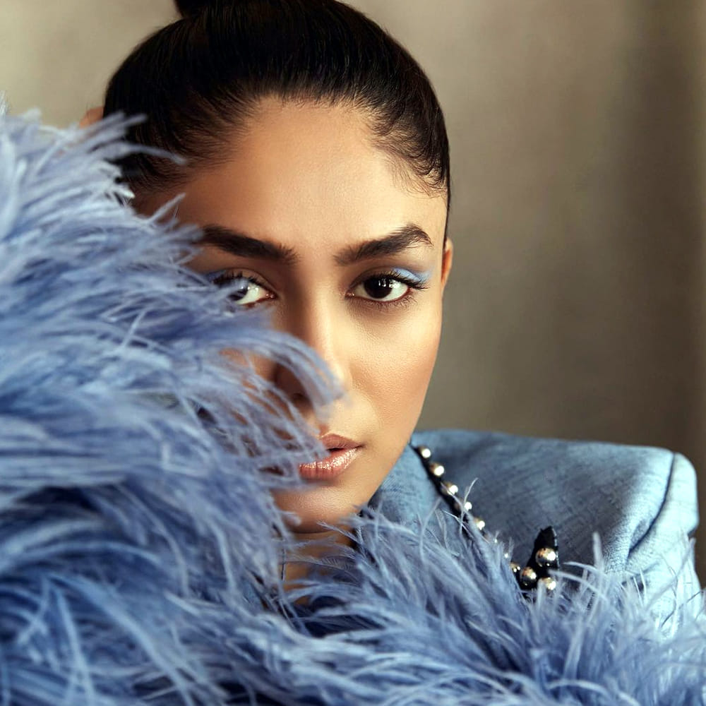 అందుకే సీతారామం తరువాత మృణాల్ నటించిన సౌత్ సినిమా ఒక్కటి కూడా రాకపోయినా అమ్మడి పేరు మాత్రం గట్టిగ ట్రెండ్ అవుతుంది.