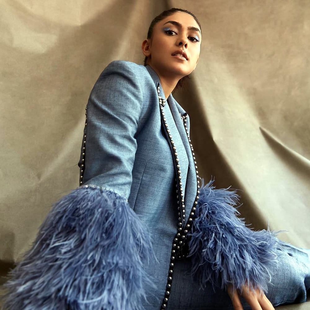 సూపర్ హీట్ జోక్ తో పాటు సోషల్ మీడియా ఫాలోయింగ్ ను కూడా బేస్ చేసుకొని భారీ రెమ్యునిరేషన్ డిమాండ్ చేస్తున్నారు అంట