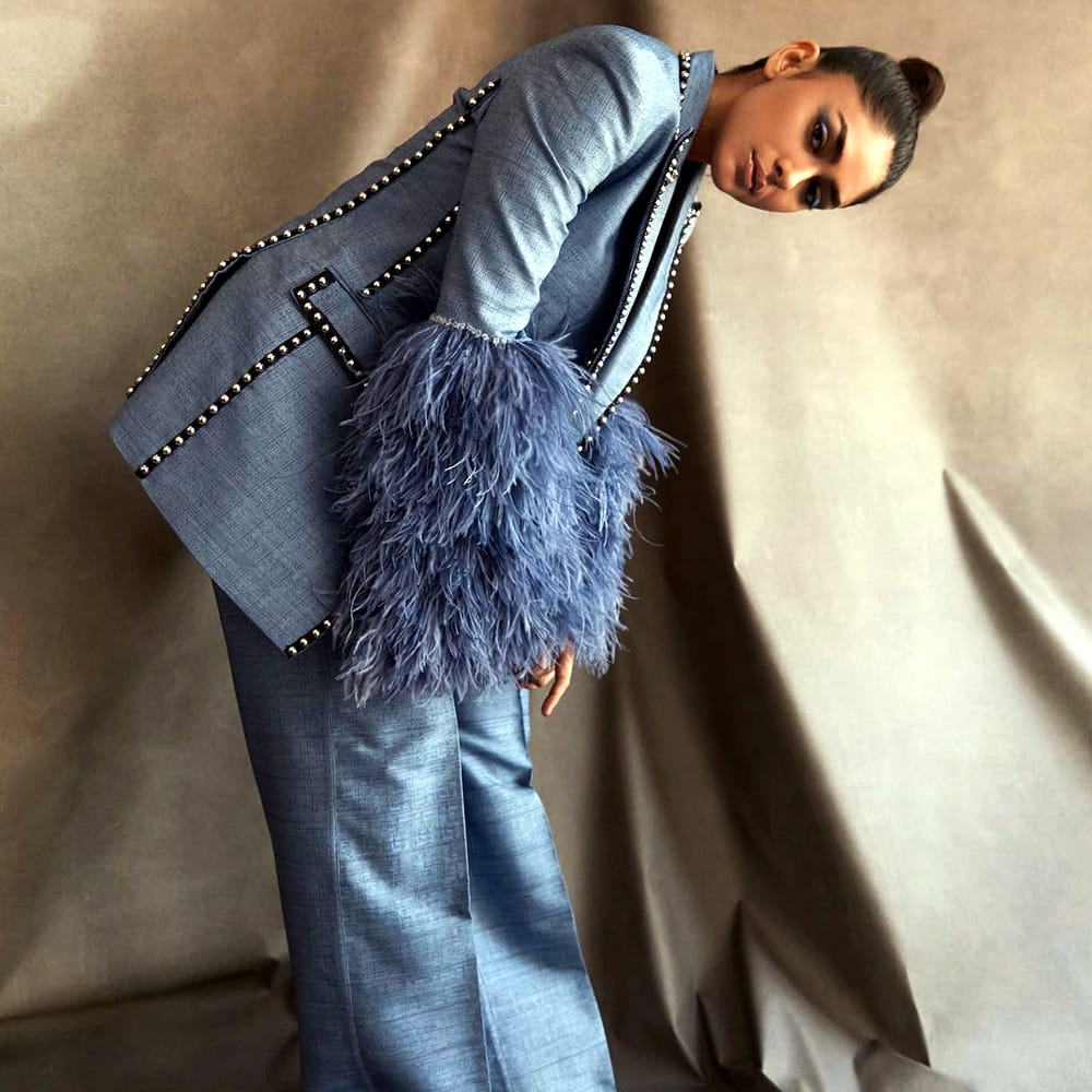 మృణాల్ ఆల్రెడీ టాలీవుడ్ బిజీ హీరోయిన్స్ లిస్ట్ లో చేరిన ఈ బ్యూటీ కొత్త సినిమాకు సైన్ చెయ్యాలి అంటే భారీ పేమెంట్ ఇవ్వాల్సిందే అనే డిమాండ్ పెడుతున్నారు అంట. 