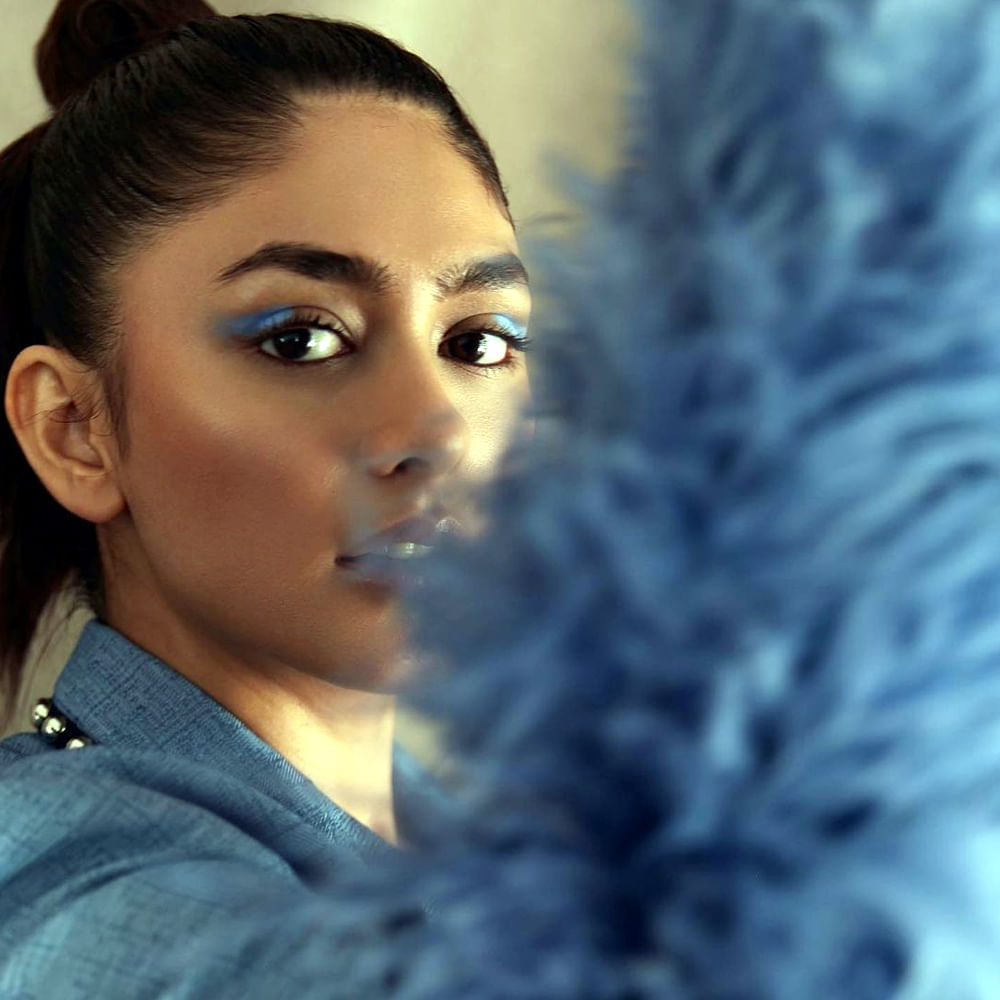 అంతేకాదు.. బిగ్ టార్గెట్ సెట్ చేసుకొని ప్లాన్ రెడీ చేస్తున్నారు. సీతారామన్ సినిమాలో మృణాల్ ను చూసిన ప్రేక్షకులు ఇప్పుడు ఇలాగే పాడుకుంటున్నారు.