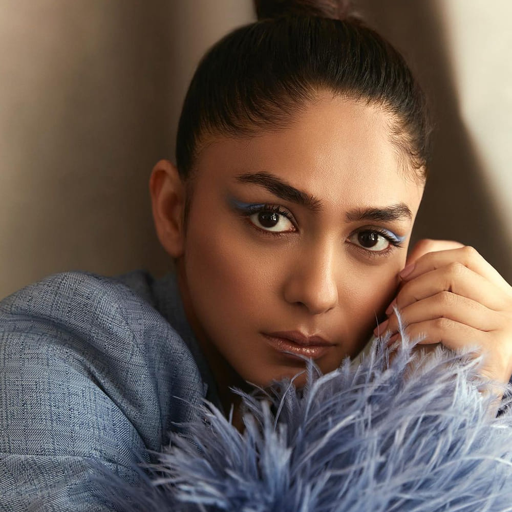 సీతారామం సినిమాతో తెలుగు ఆడియన్స్ ముందుకు వచ్చిన ఈ బ్యూటీ తెరమీద ఎంత ట్రెడిషనల్ గా కనిపించారో రియల్ లైఫ్ లో అంత ట్రెండీ అనిపిస్తున్నారు.