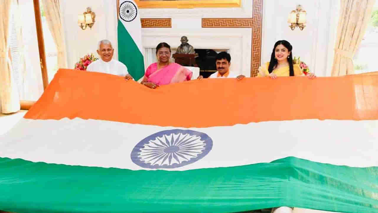 Independence day: మువ్వన్నెల జెండా కోసం ఇల్లు అమ్ముకున్నాడు.. అలాంటి దేశభక్తి ఎక్కడా చూడలేదన్న పూనమ్ కౌర్