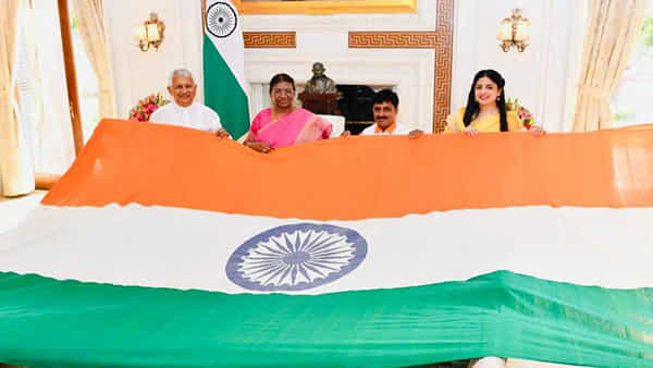Independence day: మువ్వన్నెల జెండా కోసం ఇల్లు అమ్ముకున్నాడు.. అలాంటి దేశభక్తి ఎక్కడా చూడలేదన్న పూనమ్ కౌర్