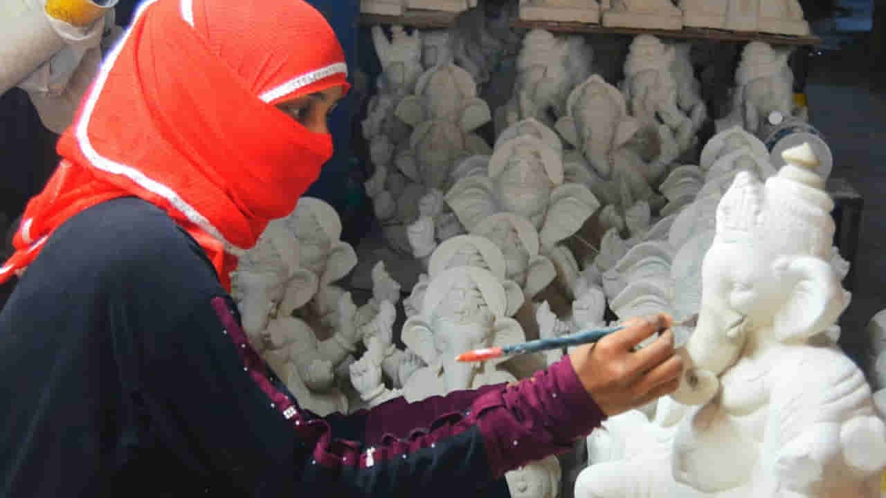 Ganesh Idols: కళకు మతం లేదు.. వినాయకుని విగ్రహాలు తయారు చేస్తున్న ముస్లీం మహిళ