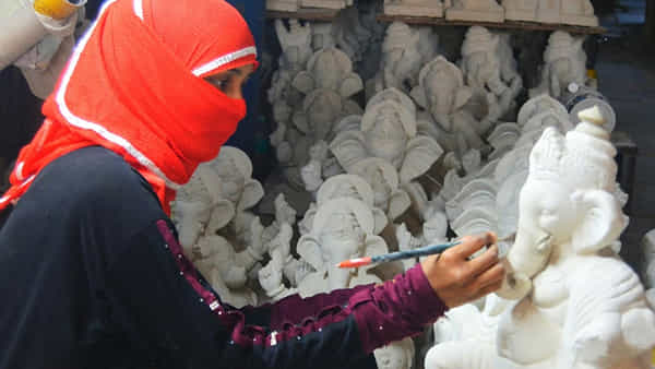 Ganesh Idols: కళకు మతం లేదు.. వినాయకుని విగ్రహాలు తయారు చేస్తున్న ముస్లీం మహిళ