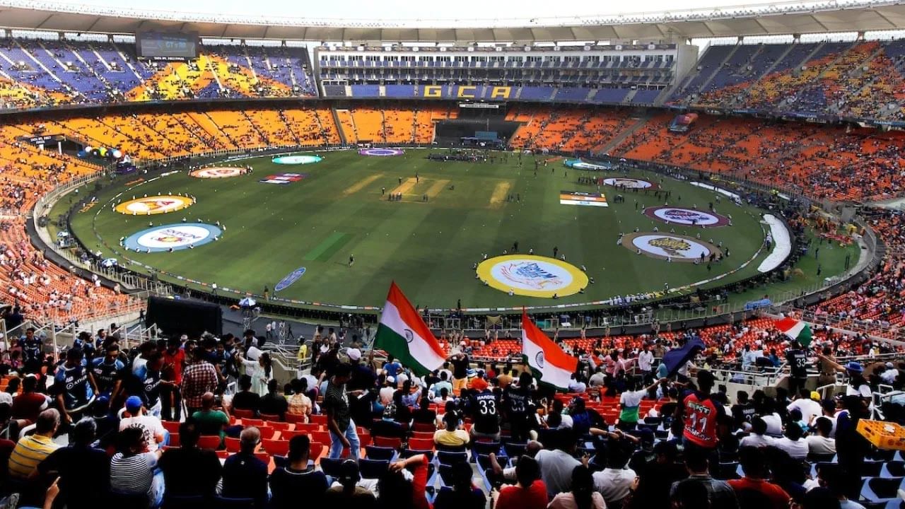 Narendra Modi Stadium: గుజరాత్‌లోని అహ్మదాబాద్‌లోని నరేంద్ర మోదీ స్టేడియం ప్రపంచంలోనే అతిపెద్ద క్రికెట్ స్టేడియంగా పేరుగాంచింది. వన్డే ప్రపంచకప్‌లో ఐదు మ్యాచ్‌లు ఈ స్టేడియంలో జరగనుండగా, ఫైనల్ మ్యాచ్ కూడా ఈ స్టేడియంలోనే జరగనుంది. ఈ స్టేడియంలో ఒకేసారి 1,32,000 మంది ప్రేక్షకులు మ్యాచ్‌ని వీక్షించవచ్చు.