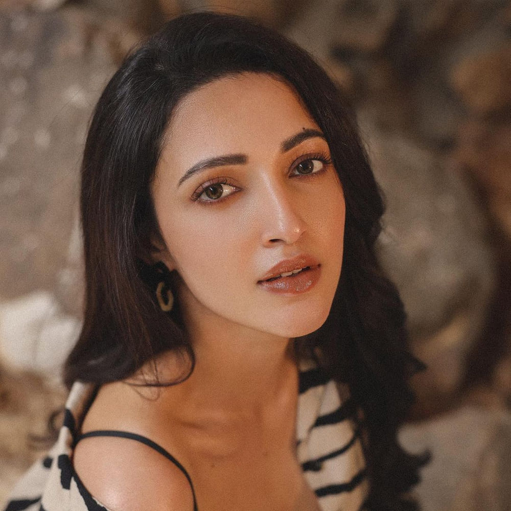 ఈ వయ్యారి ఫొటోస్ చూసి పలు రకాలుగా స్పందిస్తున్నారు యూత్.. యూత్ లో మాత్రం గట్టి క్రేజ్ నే సంపాందించుకుంది ఈ అమ్మడు.