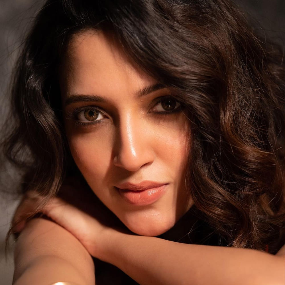 ఈ చిత్రంలో ఫుల్ గ్లామర్ లుక్స్తో నెగిటివ్ షెడ్స్ ఉన్న పాత్రలో నటించి ప్రేక్షకులను కట్టిపడేసింది నేహా శెట్టి.