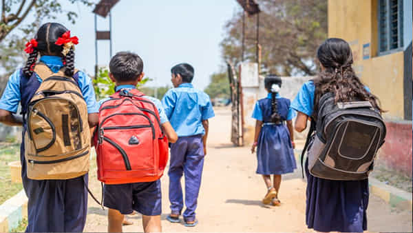 No Bag Day: ప్రభుత్వ పాఠశాలల్లో అమలుకు నోచుకోని నో బ్యాగ్ డే.. కొరవడిన సర్కార్ ప్రత్యేక దృష్టి