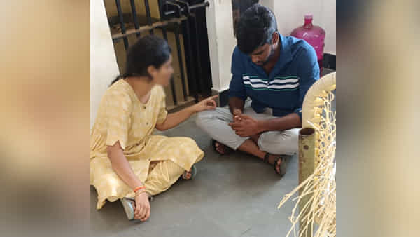 Andhra Pradesh: పోలీస్ స్టేషన్ నుంచి బయటకు రామంటున్న ప్రేమ జంట.. కారణమిదేనట..
