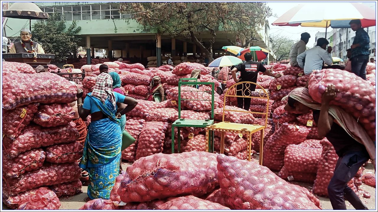 Onion Price: కోయకుండానే కన్నీళ్లు.. వినియోగదారులకు షాకివ్వనున్న ఉల్లి రేటు.. అప్పటి వరకు రెట్టింపు ధర