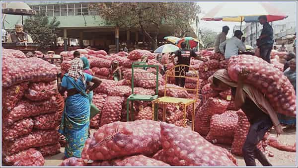 Onion: ఉల్లి ధరల నియంత్రణకు ప్రభుత్వం చర్యలు.. 4 రోజుల్లో 2800 టన్నులు కొనుగోలు