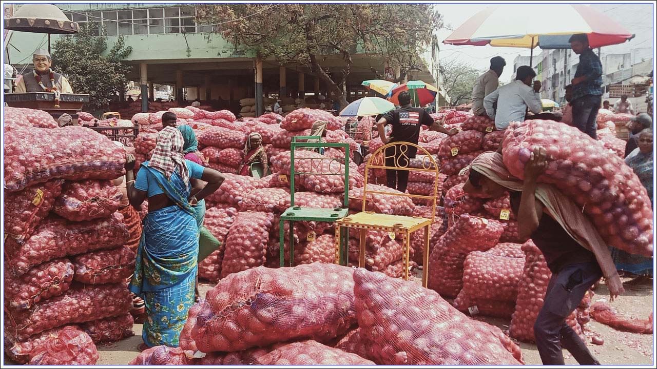 Onion: ఉల్లి ధరల నియంత్రణకు ప్రభుత్వం చర్యలు..  4 రోజుల్లో 2800 టన్నులు కొనుగోలు