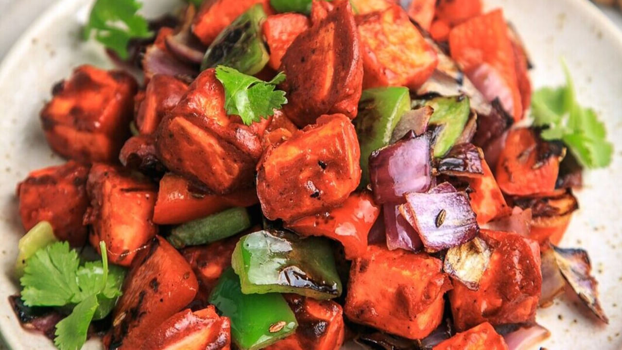 పోషకాహార నిపుణుల అభిప్రాయం ప్రకారం.. ఎవరైనా సరే వారంలో 100-200 గ్రాముల చీజ్ తినవచ్చు. ఇంతకు మించి తింటే శరీరానికి రకరకాల సమస్యలు వస్తాయి. వాస్తవంగా చెప్పాలంటే శాఖాహారులు తినే ఆహారంలో పన్నీర్ తో తయారు చేసిన ఆహారపదార్ధాలు అగ్రస్థానంలో ఉన్నాయి.