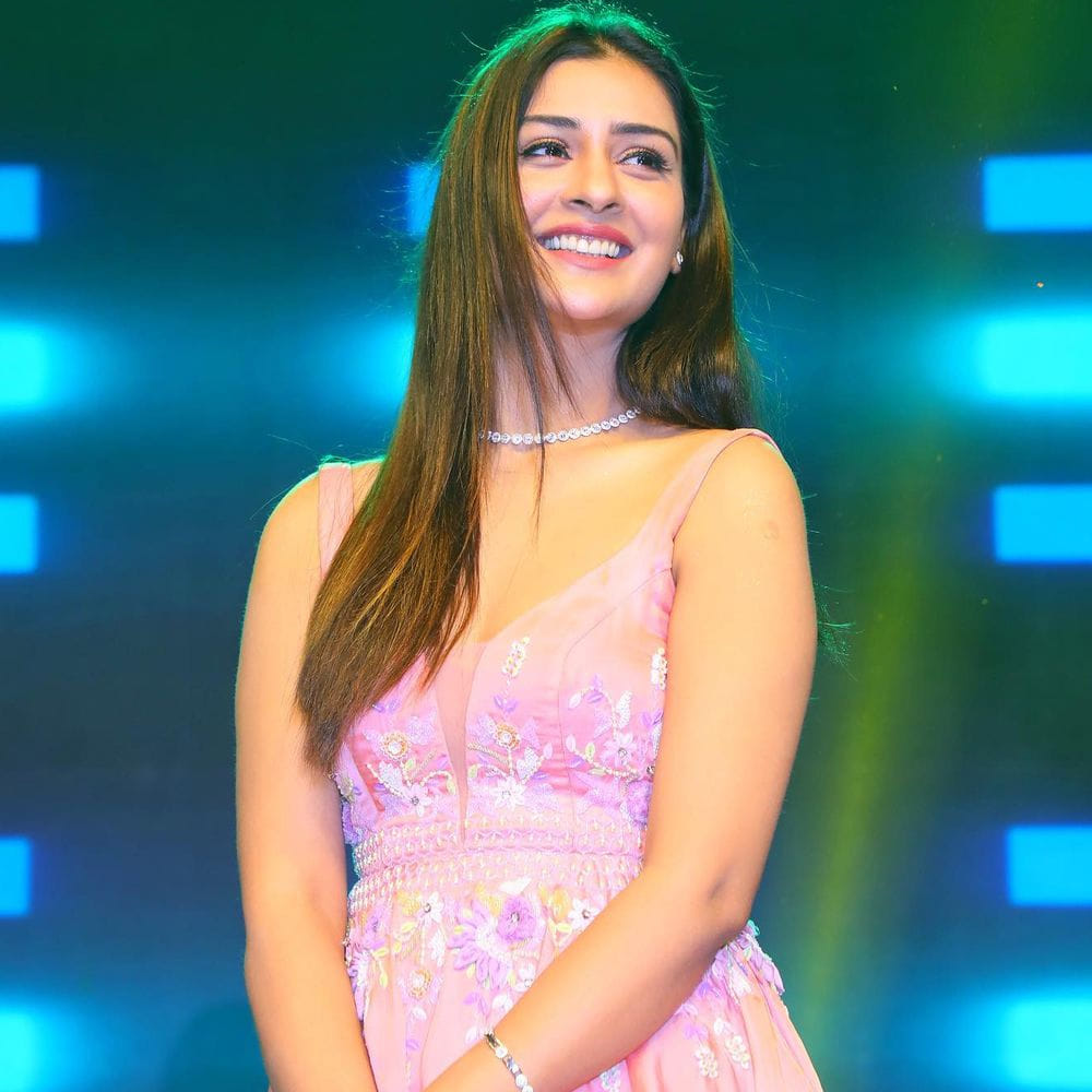 ఇక సోషల్ మీడియాలో నిత్యం యాక్టివ్ గా ఉండే ఈ బ్యూటీ.. ఎప్పటికప్పుడు లేటేస్ట్ ఫోటోస్, వీడియోస్ షేర్ చేస్తుంటుంది.