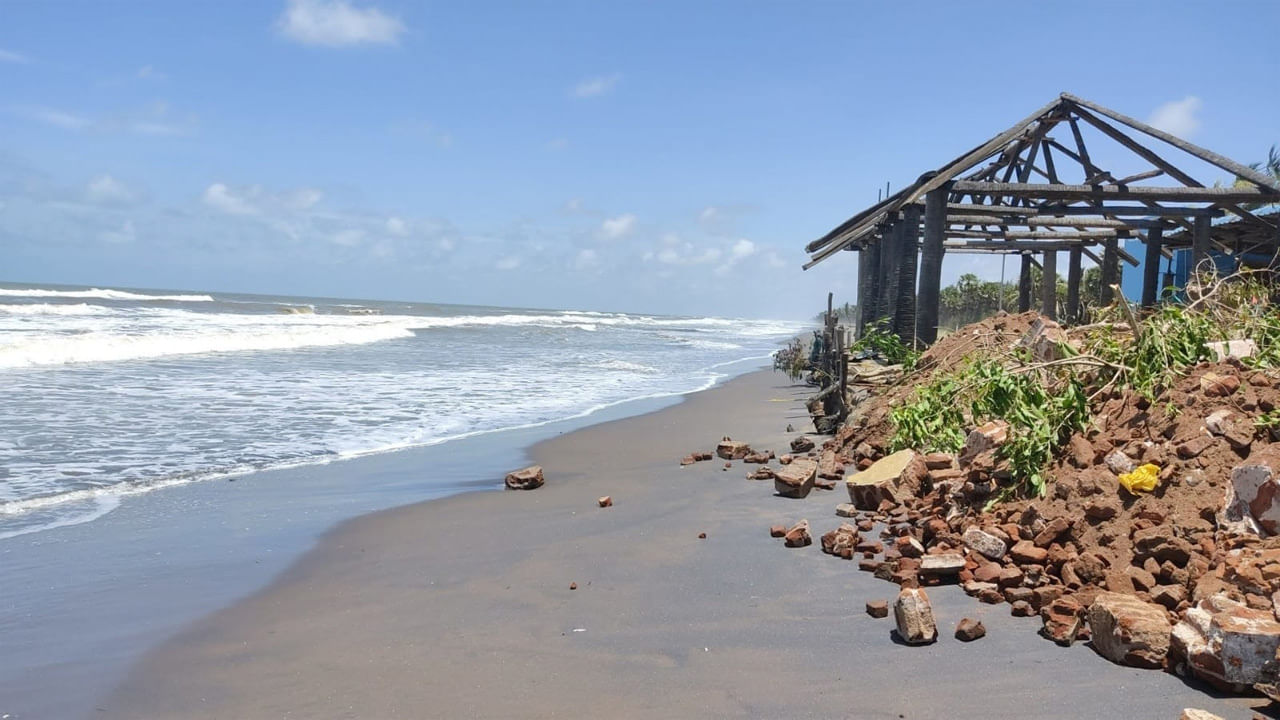 అక్కడ సముద్రం వికటాట్టహాసం చేస్తూ గ్రామాల పైకి ముంచుకు వస్తుంది. సముద్రం కొంచెం కొంచెంగా నేలను కోసేస్తూ గ్రామాలు మింగేస్తూ గుండె కోతను మిగులుస్తుంది. ఇది కంటిన్యూ అయితే మాయమయ్యే మరో ఊరు ఏదంటే..? పశ్చిమలో 19 కి.మీ తీరప్రాంతం ఉందా ఊరు. సముద్రంను ఆనుకుని ఏడు గ్రామాలు ప్రజలు నివసిస్తున్నారు. వీరిలో ఎక్కువ మంది మత్సకారులు, సముద్రంతోనే వీరి జీవితం ముడి పడి ఉంటుంది. కన్న తల్లిగా సముద్రాన్ని పూజిస్తారు. నిత్యం కడలి ఒడిలో ఉండే మత్సకారులు ఇప్పుడు సముద్రమంటే నే భయపడిపోతున్నారు. గడచిన దశాబ్ద కాలంలో రెండు కిలోమీటర్ల మేర సముద్రం ముందుకు చొచ్చుకు వచ్చింది. ఆటు పోటుల సమయంలో అమాంతం మీదకు వస్తుంది. తుఫాను వస్తుంది అంటే గ్రామస్తులకు కంటి మీద కునుకు ఉండటం లేదు. తుఫానుల సమయంలో సముద్రం ముందుకు రావడంతో ఇప్పటికే నరసాపురం మండలంలోని చినమైనవానిలంక కడలి గర్భంలో కలసి పోయింది. ఇక బియ్యపుతిప్ప, పెదమైనవాని లంక గ్రామాలలోని వేలాది ఎకరాలు కడలి గర్భంలో కలసి పోయాయి. పెదమైనవనిలంకకి సముద్రం అర కిలోమీటరు దూరంలో మాత్రమే ఉంది. తుఫానులు వస్తున్నాయంటేనే ప్రాణాలు అరచేతిలో పెట్టుకు బ్రతుకుతున్నారు గ్రామస్తులు.