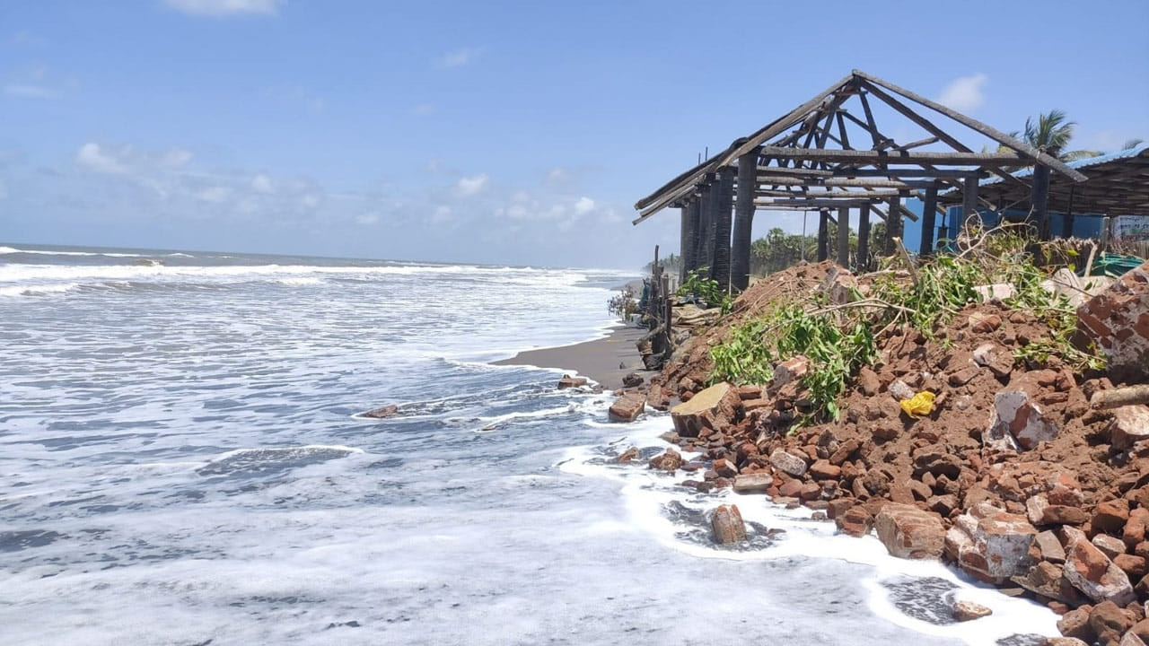 సముద్రం నుంచి వచ్చే అలలు తీరాన్ని తాకే ప్రదేశంలో బలంగా విచ్ఛిన్నం కావడం వల్ల సముద్రం కోతకు గురవుతుంటుంది. అది సముద్రంలో అలల తీవ్రత, తీరం వద్ద ఉండే లోతు, దాని ఆకారం తదితర అంశాలపై ఆధారపడి కోతకు గురవడం లేదా మేట వేయడం జరు గుతుంది అని నిపుణులు చెబుతున్నారు. జిల్లాలో 110 కిలోమీటర్లు తీరం ప్రాంతంలో పెదమైనవానిలంక వద్ద ప్రస్తుతం అలలు కేంద్రీకృతం అవుతుండటంతో కోత ఎక్కువగా పెరుగుతుంది . కాలానుగుణంగా సరైన పరిశీలన చేసి నిరోధించడానికి ప్రయత్నం చేయాలి. సాధారణంగా ఈ పరిస్థితుల్లో తీరం వెంబడి మడ ఆడవులు, సర్వేతోటలు, పెంచడం ద్వారా ఈ సమస్యను తగ్గించవచ్చని లేదా తీరం వెంబడి పెద్ధ పెద్ద బండరాళ్లను అడ్డుగోడలుగా వేయవచ్చని పలువురు నిపుణులు ఇప్పటికే సూచించారు. ఈ క్రమంలో స్వయంగా అప్పటి ముఖ్య మంత్రి కిరణ్ కుమార్ రెడ్డి సమస్యను చూపించే యత్నం జరిగింది . అదే సమయంలో తీర ప్రాంతం పటిష్టతకు సుమారు రూ. 540 కోట్లతో సంబంధిత అధికారులు ప్రతిపాదనలు పంపించారు. అయితే ఉమ్మడి రాష్ట్రంలో జరిగిన ప్రతిపాదనలు తర్వాత కనుమరుగైపోయాయి. నరసాపురం సముద్ర తీరం వెంబడి రక్షణ గోడ నిర్మించాలనే డిమాండ్ చాలా కాలంగా వినిపిస్తోంది. కేంద్ర మంత్రి నిర్మలా సీతా రామన్ లంకను దత్తత తీసుకోవ డంతో సముద్రకోత నివారణకు అవసర మైన చర్యలు చేపట్టారు. డిలైట్ కంపెనీ,మద్రాస్ ఐఐటీ వారు కలసి ఇక్కడ రక్షణ గోడ నిర్మించేందుకు సర్వే చేశారు. ముంబై లో సముద్రం కోతకు గురవ్వ కుండా ఏర్పాటు చేసినట్లు ట్యూబ్లర్ పద్దతిలో రక్షణ గోడ నిర్మించేందుకు ఏర్పాట్లు చేశారు. ట్యూబ్ లర్ పద్దతి అంటే భారీ ట్యూబ్ లలో ఇసుకను నింపి సముద్రం కోతకు గురవుతున్న ప్రదేశాల్లో ఉంచుతారు దీనివలన సముద్రం అలలు తీరంను బలంగా తాకకుండా అడ్డుకోవడంతో సముద్ర తీరం కోతకు గురవకుండా ఉంటుంది. అయితే ఆ ప్రాజెక్ట్ ఇప్పటి వరకు ప్రారంభం కాలేదు. ఈ ప్రాజెక్ట్ పూర్తి అయితే తీర ప్రాంత ప్రజలకు ఊరట కలిగినట్లే..!