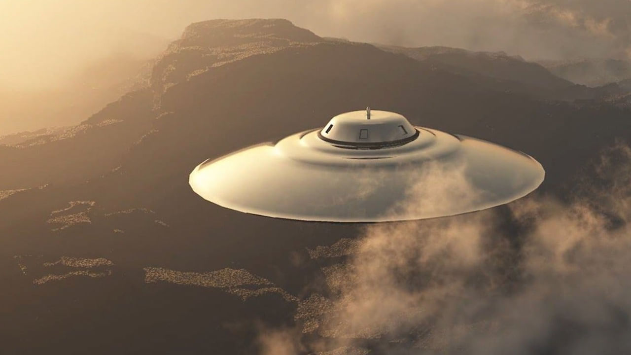పూణే సమీపంలో UFOని గుర్తింపు..
పూణే సమీపంలో దాదాపు 26,000 అడుగుల ఎత్తులో ఆకుపచ్చ, తెలుపు UFO ఎగురుతున్నట్లు 2014లో ఒక పైలట్ పేర్కొన్నాడు.
