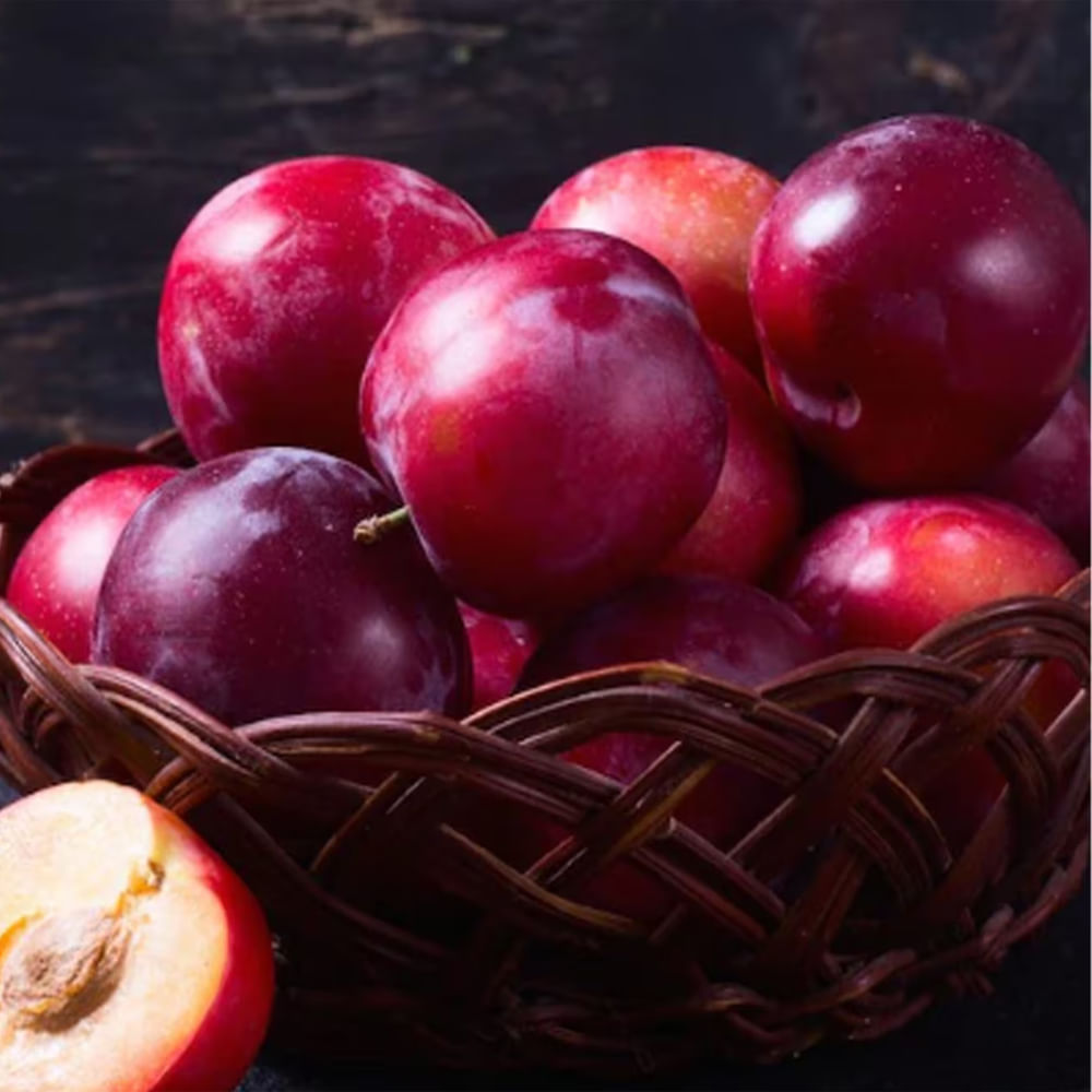 వ‌ర్షాకాలంలో అల్ బుక‌రా పండ్లు విరివిరిగా ల‌భిస్తాయి. ఈ పండ్ల‌ను తిన‌డం వ‌ల్ల శ‌రీరంలో రోగ నిరోధ‌క శ‌క్తి పెరిగి వాతావ‌ర‌ణ మార్పుల కార‌ణంగా వ‌చ్చే అనారోగ్య స‌మ‌స్య‌ల బారిన ప‌డ‌కుండా కాపాడుతుంది. మ‌న శ‌రీరంలో ఉండే విష పదార్దాలను బ‌య‌ట‌కు పంపించ‌డంలో ఈ పండ్లు ఉపయోగపడతాయి.