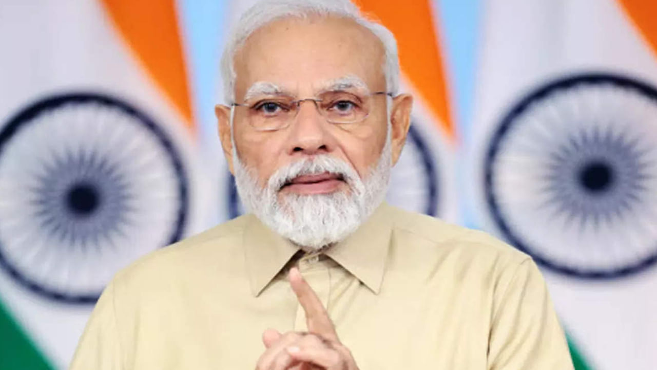 హెల్త్ ఎమర్జెన్సీపై ప్రధాని మోదీ కీలక వ్యాఖ్యలు చేశారు. రానున్న హెల్త్ ఎమర్జెన్సీని నివారించేందుకు, దాన్ని ఎదుర్కొవడానికి అందరూ సిద్ధంగా ఉండాలని కోరారు. గుజరాత్లో ఏర్పాటు చేసిన జీ-20 ఆరోగ్యశాఖ మంత్రుల సమావేశాన్ని ఉద్దేశించి ఆయన వర్చువల్గా ప్రసంగించారు.