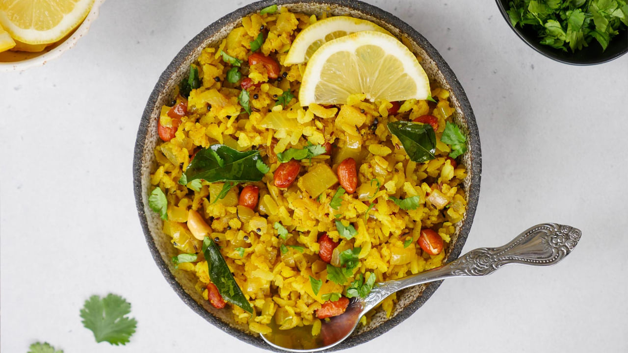 పోహా తయారీకి కావాల్సిన పదార్ధాలు: అటుకులు, టమాటా, క్యారెట్, ఉల్లిపాయ, పచ్చిమిర్చి , కరివేపాకు, కొత్తిమీర, వేరుశనగలు , పసుపు, పచ్చి బఠాణీలు, నూనె, ఉప్పు, పసుపు, ఆవాలు, జీలకర్ర, నిమ్మరసం కావాల్సిన పదార్ధాలు.. ఇవన్నీ అందుబాటులో ఉంటె పోహాను కేవలం 10 నిమిషాల్లో తయారు చేసుకోవచ్చు.