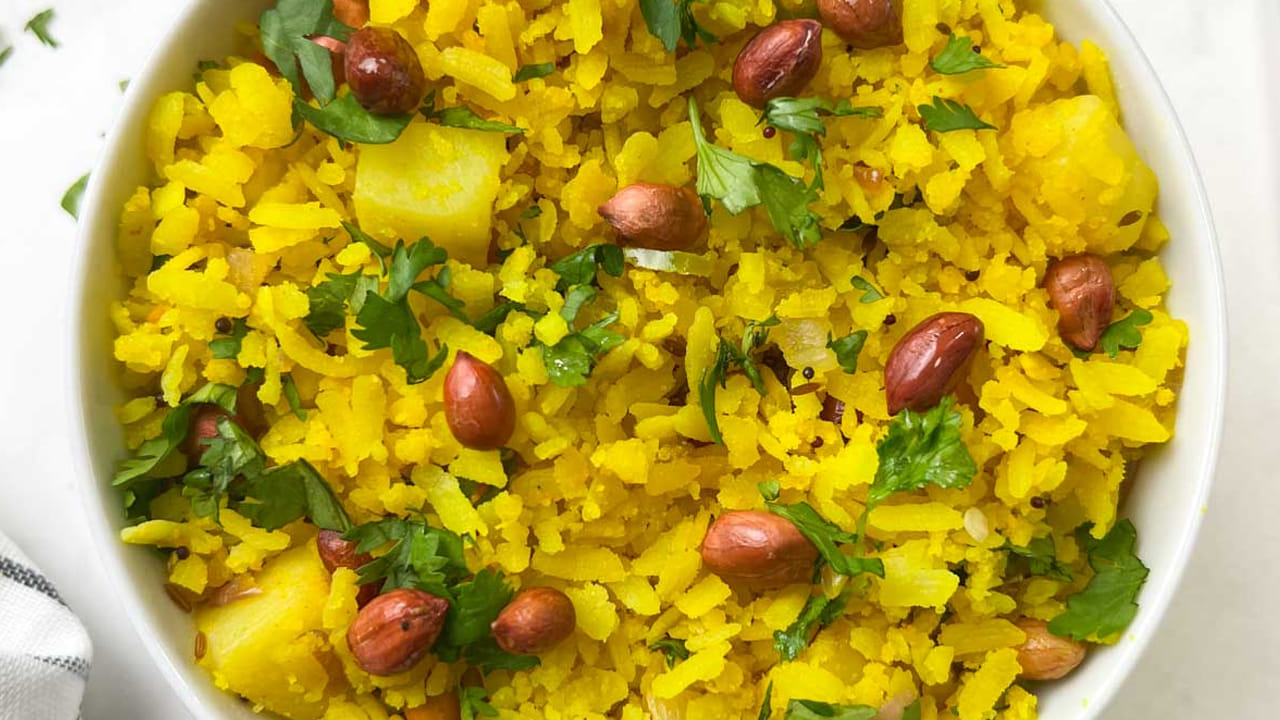 తయారీ విధానం: ముందు అటుకులను శుభ్రంగా కడిగి నీరు లేకుండా పిండి ఒక జల్లెడ లాంటి గిన్నెలో వేసుకోండి. స్టవ్ మీద బాణలి పెట్టి.. నూనె వేసి వేరుశనగ పప్పు, ఆవాలు, జీలకర్ర, పచ్చిమిర్చి, కరివేపాకు వేసి వేయించి అనంతరం ఉల్లిపాయలు, బఠాణీలు, క్యారెట్, టమాటా వేసి వేయించండి..