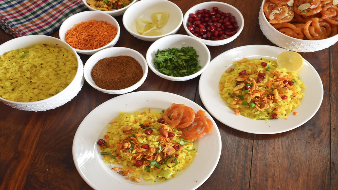 పోహ తయారీకి ఉపయోగించిన పదార్ధాలతో కార్బోహైడ్రేట్లు, ఫైబర్, కాల్షియం, ఫాస్పరస్, ఐరన్‌ల తోపాటు  విటమిన్ సి, విటమిన్ ఎ, విటమిన్ బి, విటమిన్ ఇ వంటి విటమిన్‌లు పుష్కలంగా ఉంటాయి, కరివేపాకు గుండెను ఆరోగ్యంగా ఉంచుతుంది, ఇన్‌ఫెక్షన్‌లను దూరం చేస్తుంది. చర్మం, జుట్టుకు మంచిది.