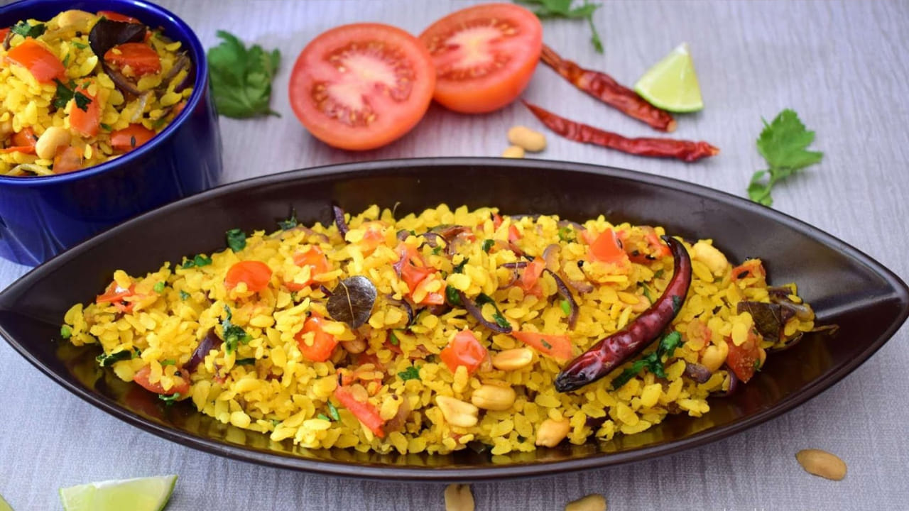 . చివరిగా కడిగి పక్కకు పెట్టుకున్న అటుకులను వేసి బాగా కలపండి. కొంచెం సేపటి తర్వాత నిమ్మరసం, తగినంత ఉప్పు, కొత్తిమీర వేసి ఒక్కసారి కలపండి. అంతే టేస్టీ టేస్టీ ఫోహా రెడీ