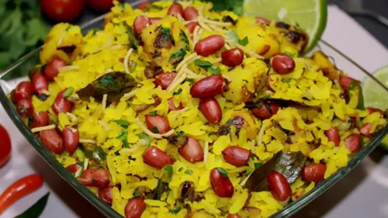 పోహాలో ఎలాంటి ప్రొటీన్లు ఉండవు. అయితే సంప్రదాయ పద్ధతిలో పోహా తయారీలో వేరుశెనగలు వేస్తారు. దీంతో ఇది ప్రోటీన్ రిచ్ అల్పాహారంగా మారుతుంది. పోహా తయారీలో అటుకులను ఉపయోగిస్తారు. కనుక తేలికగా జీర్ణమవుతుంది. కడుపు తేలికగా ఉంటుంది.   ఉబ్బరం అనిపించదు. 