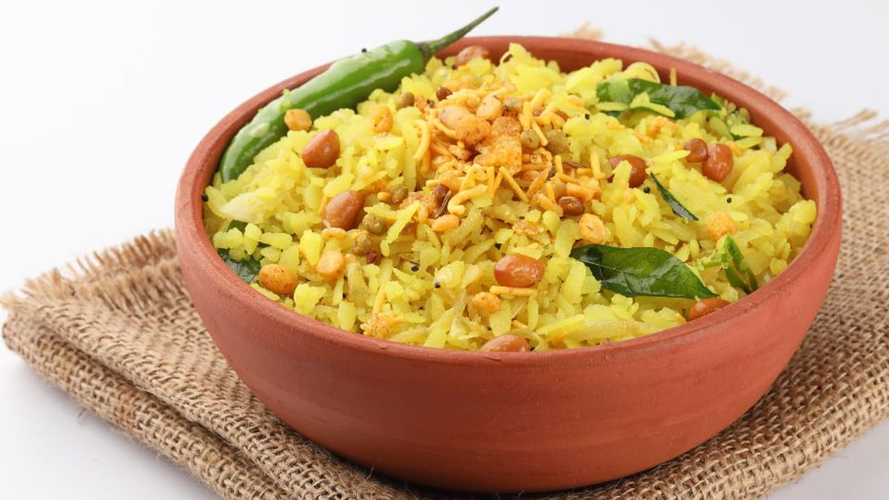  పోహా తయారీలో ఉప్పయోగించే టొమాటోలు, క్యారెట్‌లు కూడా శరీరానికి పోషకాలను అందిస్తాయి. విటమిన్ ఎ , ఇ, సి లతో పాటు యాంటీ-ఆక్సిడెంట్ల సంవృద్ధిగా అందుతాయి. పోహా అనేది బియ్యంతో తయారు చేయబడిన అటుకులతో తయారు చేస్తారు. కనుక ఇది ఆరోగ్యకరమైన, గ్లూటెన్ రహిత-అల్పాహారం.. 
