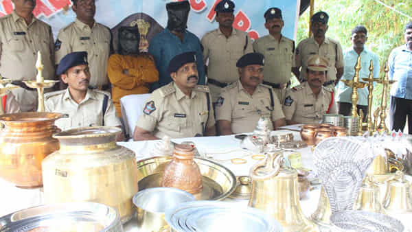 Andhra Pradesh: దేవాలయాల్లో వాటిని దోచుకున్నారు.. పోలీసులకు అడ్డంగా దొరికిపోయారు