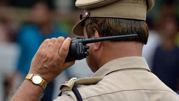 ఏంటీ ఈ విచిత్రం.. కర్ణాటక పోలీసులను అదుపులోకి తీసుకున్న కేరళ పోలీసులు