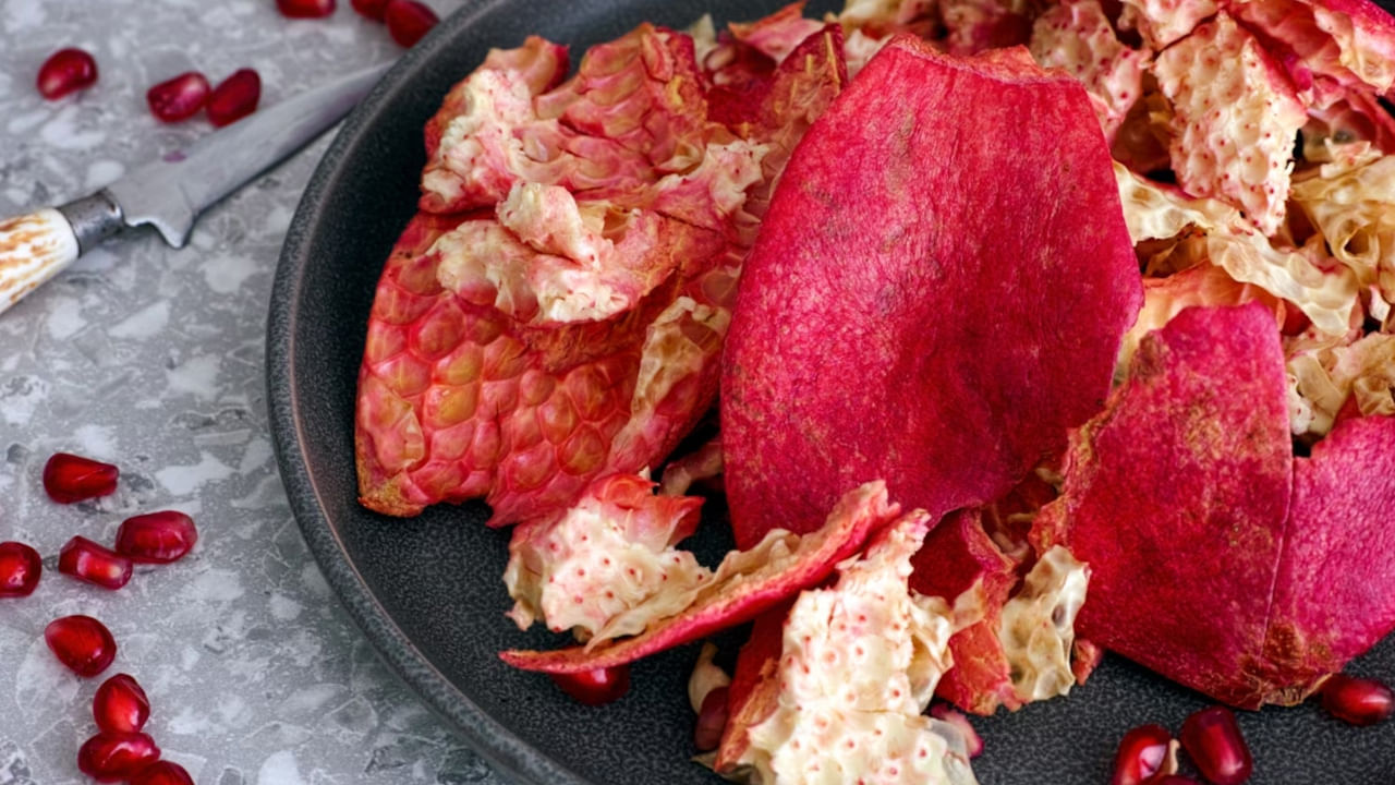 Pomegranate Peels: దానిమ్మ గింజలను తినేసి తొక్క పడేస్తున్నారా.. ఇలా చేస్తే అద్భుతం..