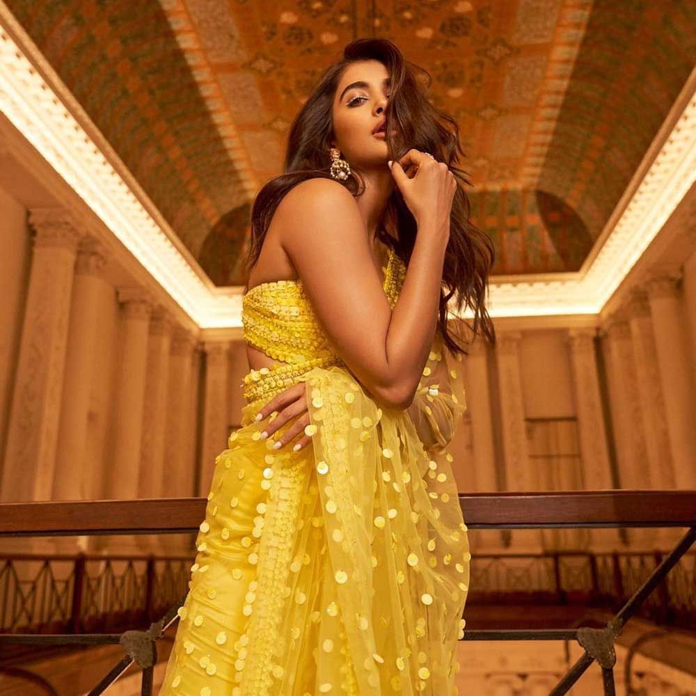 సూపర్ స్టార్ మహేష్ బాబు నటిస్తున్న గుంటూరు కారం సినిమాలో ముందుగా పూజ హెగ్డే ను మెయిన్ హీరోయిన్ గా ఎంపిక చేశారు.