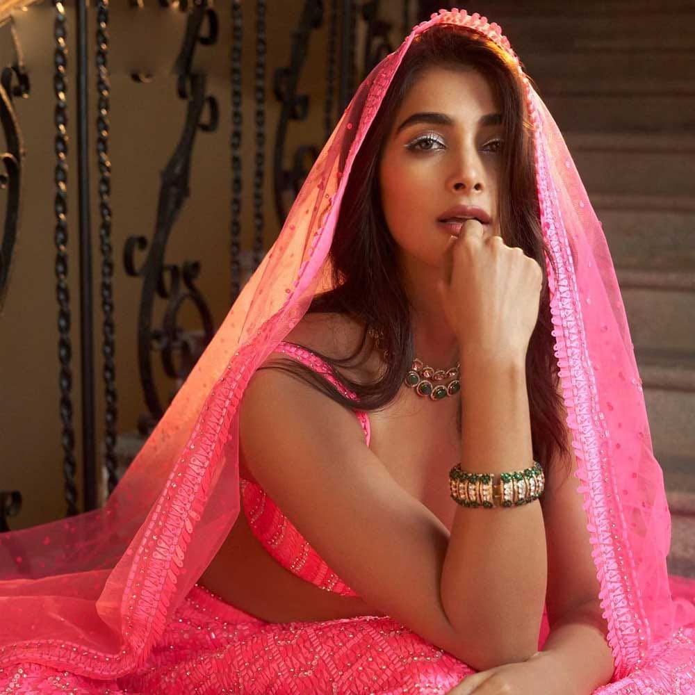 ఆ తర్వాత ఆమె ప్లేస్ లోకి శ్రీలీలను హీరోయిన్ గా తీసుకున్నారు. అయితే ఈ రెండు సినిమాలనుంచి పూజా ఎందుకు తప్పుకుందో తెలియదు.