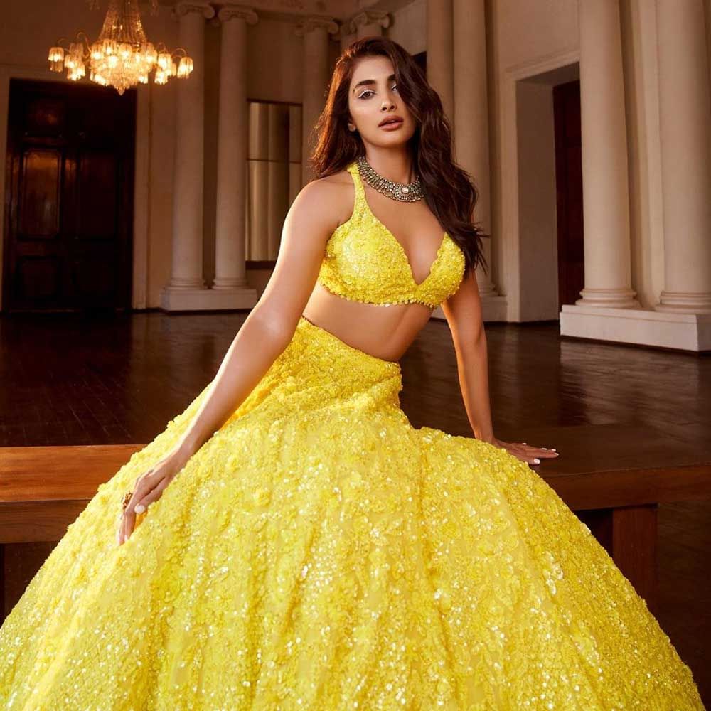 కానీ ఊహించని విధంగా ఈ సినిమానుంచి పూజ హెగ్డే తప్పుకుంది. ఆమె ప్లేస్ లో శ్రీలీలను మెయిన్ హీరోయిన్ గా ఎంపిక చేశారు.