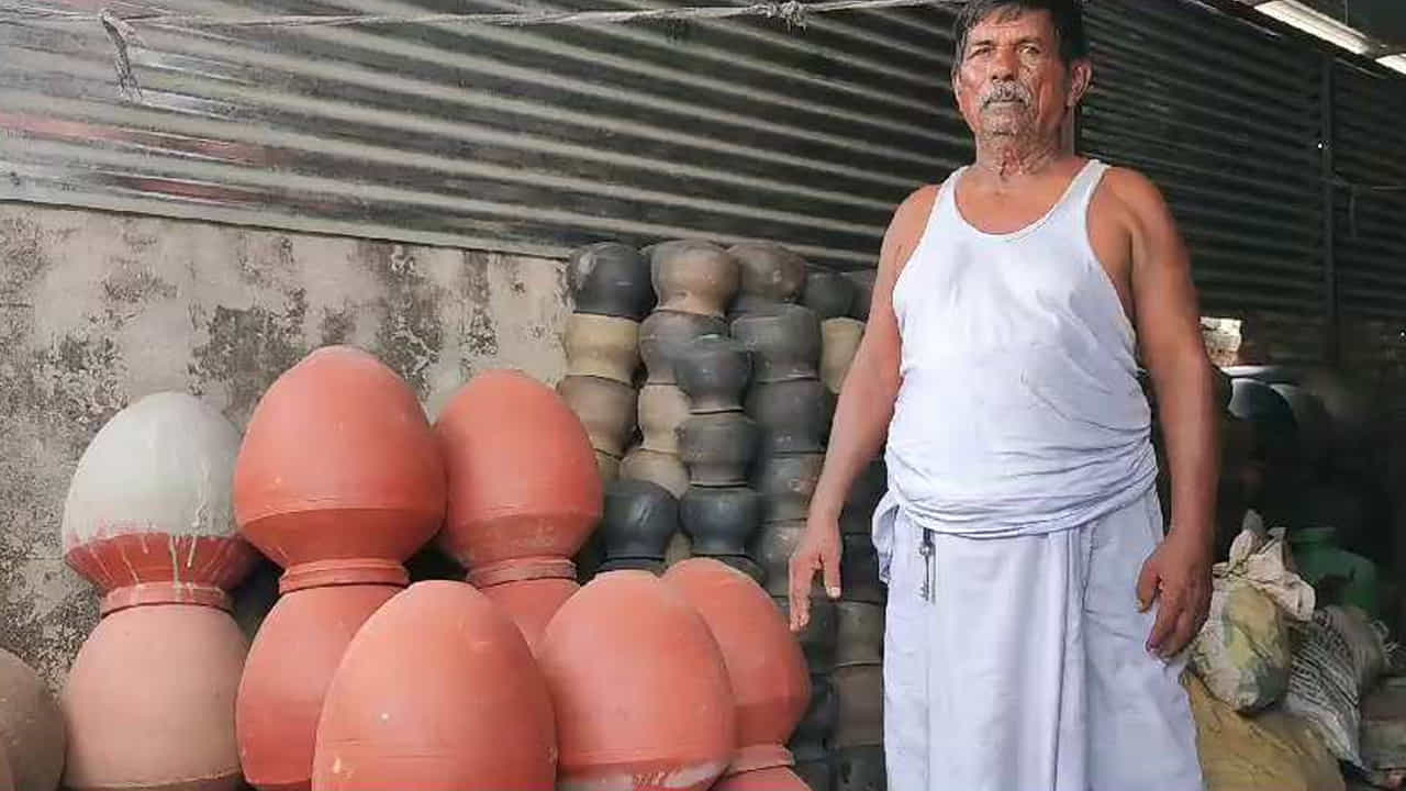 ప్రకాశంజిల్లా గిద్దలూరులో కుమ్మరి కులస్తులు ఎక్కువగా ఉన్నారు... గతంలో గిద్దలూరు ప్రాంతంలో కుమ్మరి వృత్తి వల్ల చేతినిండా పని ఉండేదని చెబుతున్నారు. గతంలో వేసవి వచ్చిందంటే పల్లెల్లోనూ, పట్టణాలలోనూ బాటసారులు, ప్రయాణికుల దాహార్తిని తీర్చేందుకు పెద్ద పెద్ద కొండలతో చలివేంద్రం ఏర్పాటు చేసేందుకు తమ దగ్గరకు వచ్చేవారని తెలిపారు.