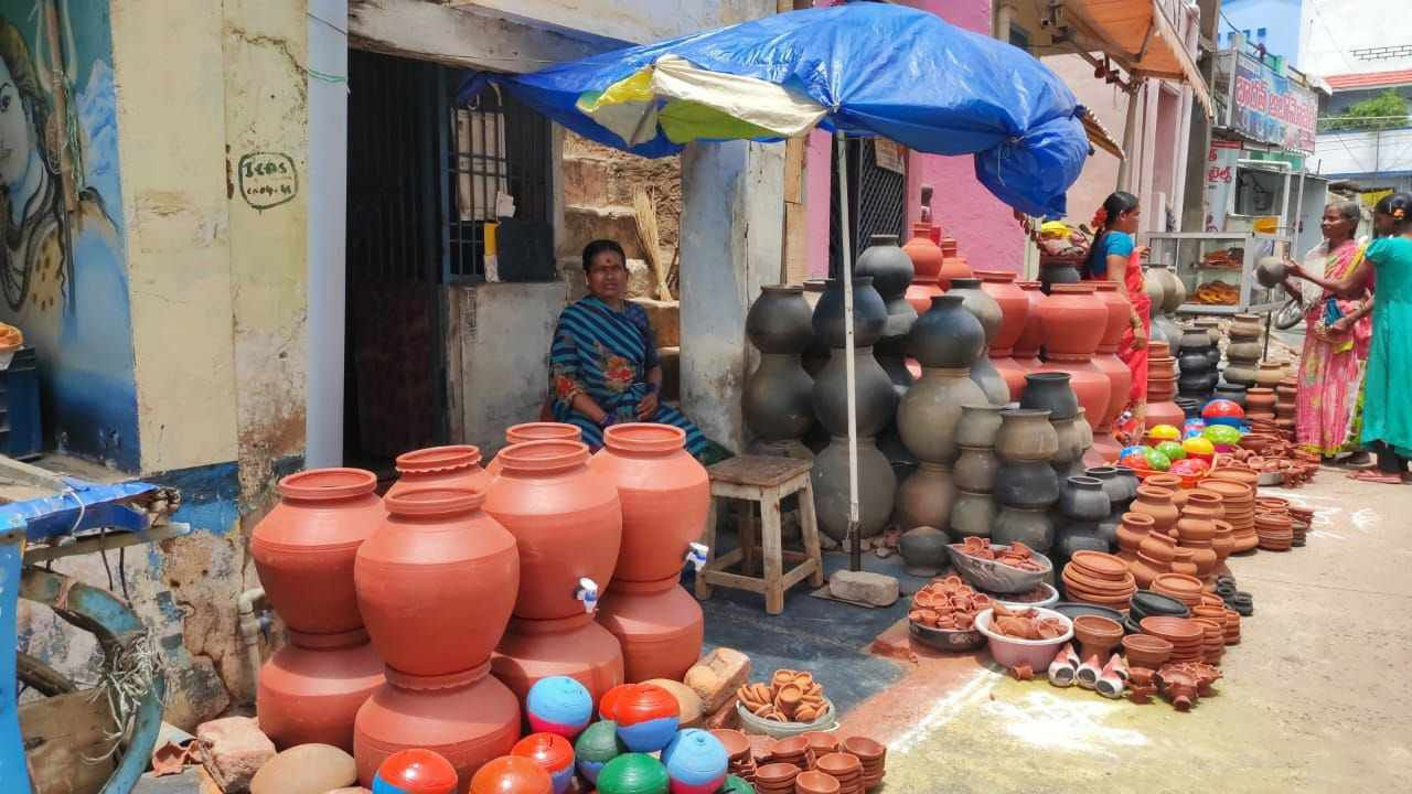 Earthen Products అంతరించిపోతున్న మట్టి పాత్రలు.. ఆందోళన చెందుతున్న