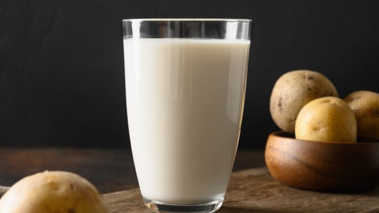 బంగాళాదుంప పాలు ప్రయోజనాలు: ఇది ఆహారాన్ని బాగా జీర్ణం చేయడంలో మీకు సహాయపడుతుంది. మీరు తరచుగా మలబద్ధకం, ఉబ్బరం లేదా అపానవాయువుతో బాధపడుతుంటే, బంగాళాదుంప పాలు మీకు ప్రయోజనకరంగా ఉంటాయి. ఇందులో చాలా మంచి మొత్తంలో ఫైబర్, విటమిన్ బి12, ఐరన్, ఫోలేట్ ఉన్నాయి. బంగాళదుంపలను క్రమం తప్పకుండా తీసుకోవడం వల్ల మీ శరీరం, మనస్సు మెరుగ్గా పనిచేయడానికి సహాయపడుతుంది.