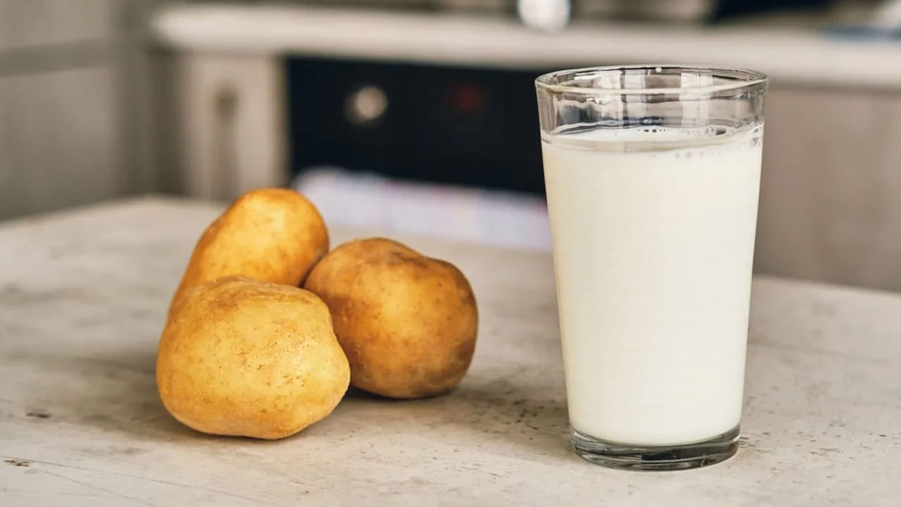 ఈ రోజుల్లో బంగాళాదుంప పాలు మార్కెట్లో అందుబాటులో ఉన్నప్పటికీ,  ఎక్కడా బంగాళాదుంప పాలు దొరకకపోతే మీరు భయపడాల్సిన అవసరం లేదు. తక్కువ సమయంలో బంగాళాదుంప పాలను చాలా సులభంగా తయారు చేయడంలో తెలుసుకుందాం.