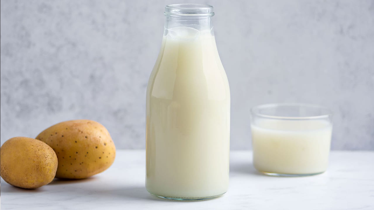 బంగాళాదుంప పాలు తయారీ విధానం: ముందుగా బంగాళదుంపల తొక్కతీయండి. బంగాళదుంపలను చిన్న ముక్కలుగా కట్ చేసుకోండి. బాణలిలో సన్నగా తరిగిన బంగాళదుంపలను వేసి మరిగించాలి. ఇప్పుడు బంగాళదుంపలను మిక్సర్‌లో వేసి, నీరు, దంచిన బాదం, ఉప్పు, స్వీటెనర్ వేసి బాగా బ్లెండ్ చేయాలి. ఇప్పుడు పాలను వడకట్టండి. అంతే బంగాళాదుంప పాలు సిద్ధం.