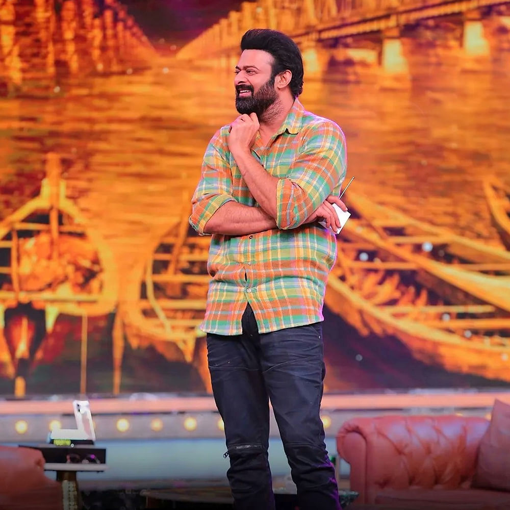 Prabhas: దీపిక పదుకోన్‌ బిగ్గెస్ట్ సూపర్‌స్టార్‌ అని అన్నారు ప్రభాస్‌. నాగ్‌ అశ్విన్‌ దర్శకత్వం వహిస్తున్న సినిమా కల్కి 2898ఎడి.  ''దీపిక సెట్‌లోకి అడుగుపెడితే పాజిటివ్‌ వైబ్స్ ఉంటాయి. ఆమె ఇంటర్నేషనల్‌ కమర్షియల్స్ చేస్తున్నారు. ఆమెతో పనిచేయాలని ఎప్పటి నుంచో ఉండేది. ఇప్పటికి కుదిరింది'' అని అన్నారు ప్రభాస్‌. 