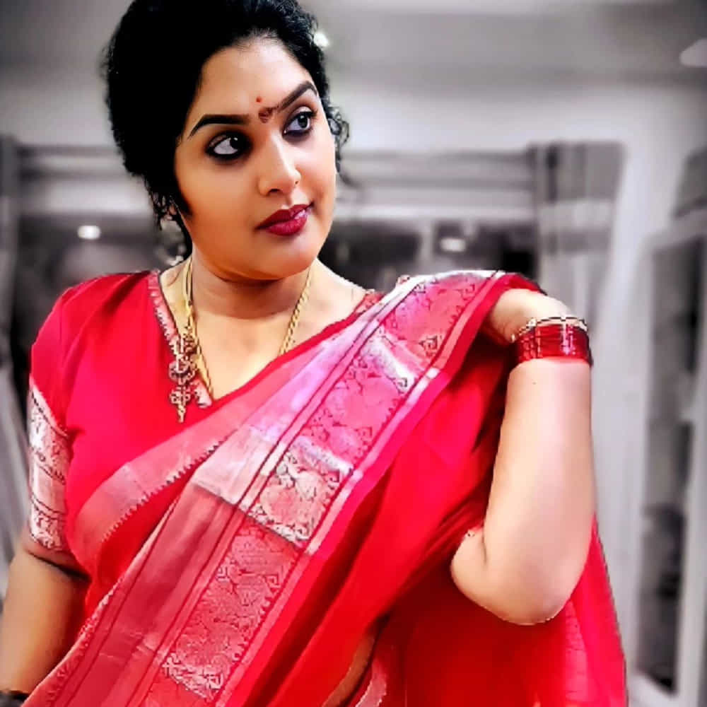 ఇన్ స్టా గ్రామ్ లో 1 మిలియన్ కు పైగా ఫాలోవర్స్ ఉన్నారు తాజాగా ప్రియా తన సోషల్ మీడియా అకౌంట్ లో కొన్ని ఫోటోలను వదిలింది. ఈ ఫోటోలు ఇప్పుడు వైరల్ గా మారాయి. ఈ చీరకట్టులో మరింత అందంగా మెరిసింది ప్రియా.