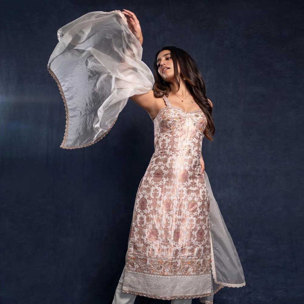 అప్పట్లో ఈ సీన్ సోషల్ మీడియాలో ఎంతగా వైరలయ్యిందో చెప్పక్కర్లేదు. ఒరు ఆదార్ లవ్ సినిమాలో ప్రియా ప్రకాశ్ వారియర్ నటించిన ఆ సీన్ ప్రేక్షకులకు ఇప్పటికీ గుర్తే. 