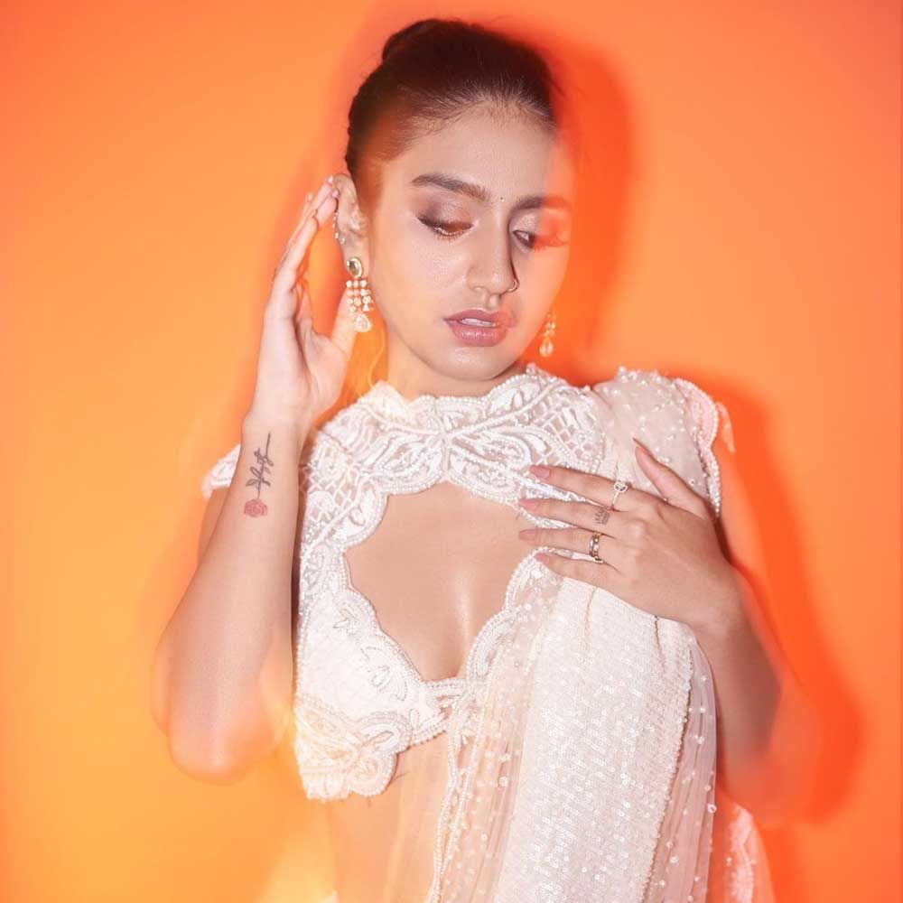 అయితే అందులో ప్రియా తలలో తెల్ల జుట్టును గుర్తించారు నెటిజన్స్. ఇంకముంది.. అప్పుడే నీకు తెల్ల జుట్టు వచ్చిందా ? అంటూ కామెంట్స్ చేస్తున్నారు.