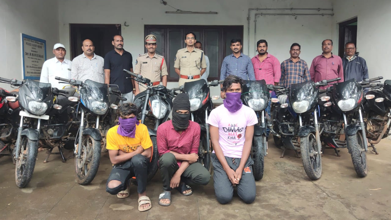 Andhra Pradesh: పల్సర్ బైకులపై మోజు.. అదే పనిగా పెట్టుకున్న కేటుగాళ్లు.. చివరకు ఏం జరిగిందో తెలుసా..?